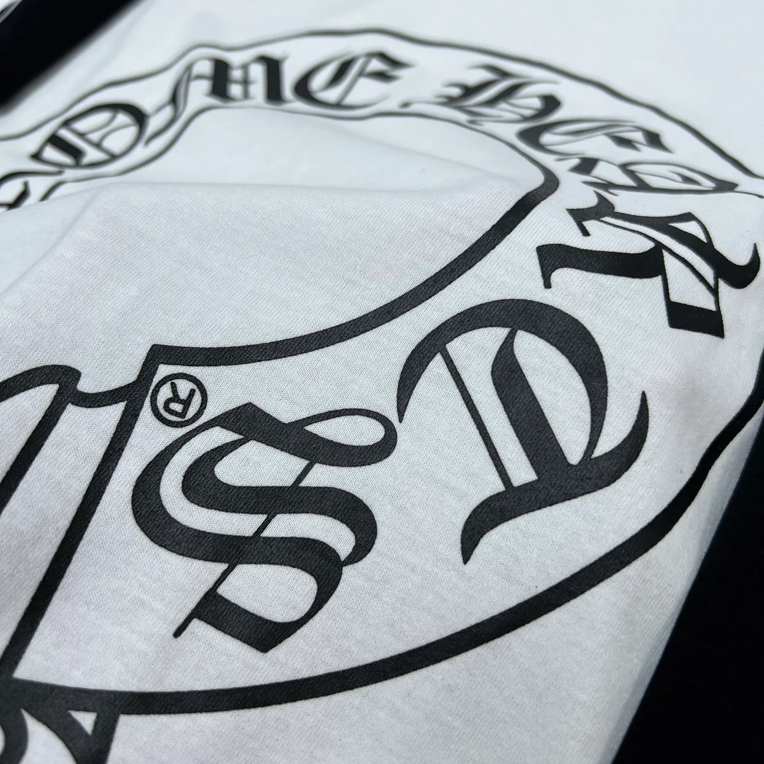 P160 Chrome Hearts 🍁Long T Series🍁 Available simultaneously at counters❤️The fabrics are fully upgraded! ! Crowe's black and white lettered large horseshoe color-blocking long-sleeved T. Printed and dyed with imported environmentally friendly glue. Re-engraved version 1:1 high weight original fabric 🌈Recommended color: black and white color-blocking🌈 Size: S, M, L, XL